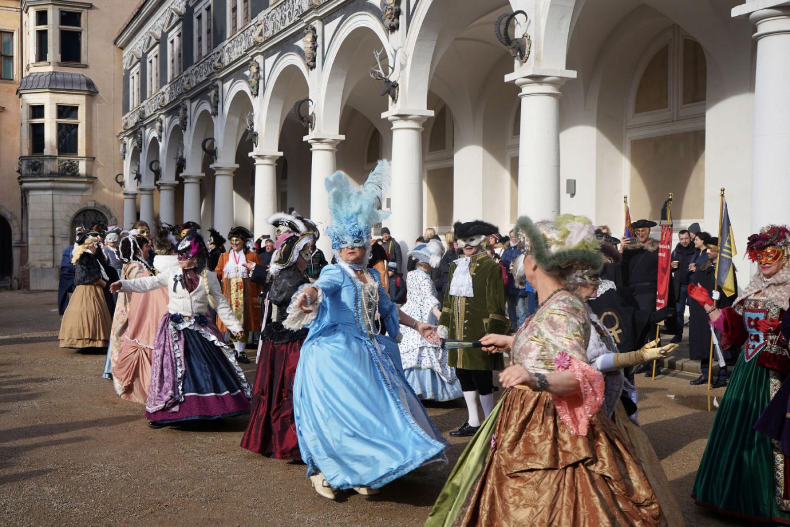 Oude tijden herleven tijdens het Elbvenezianischer Carneval | Jule Wolf (DML-BY)