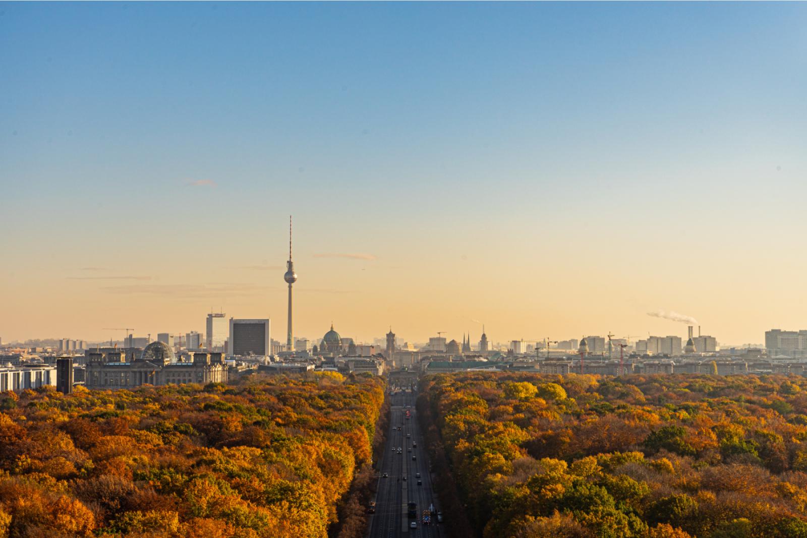 Berlijn met de Tiergarten bij zonsondergang
