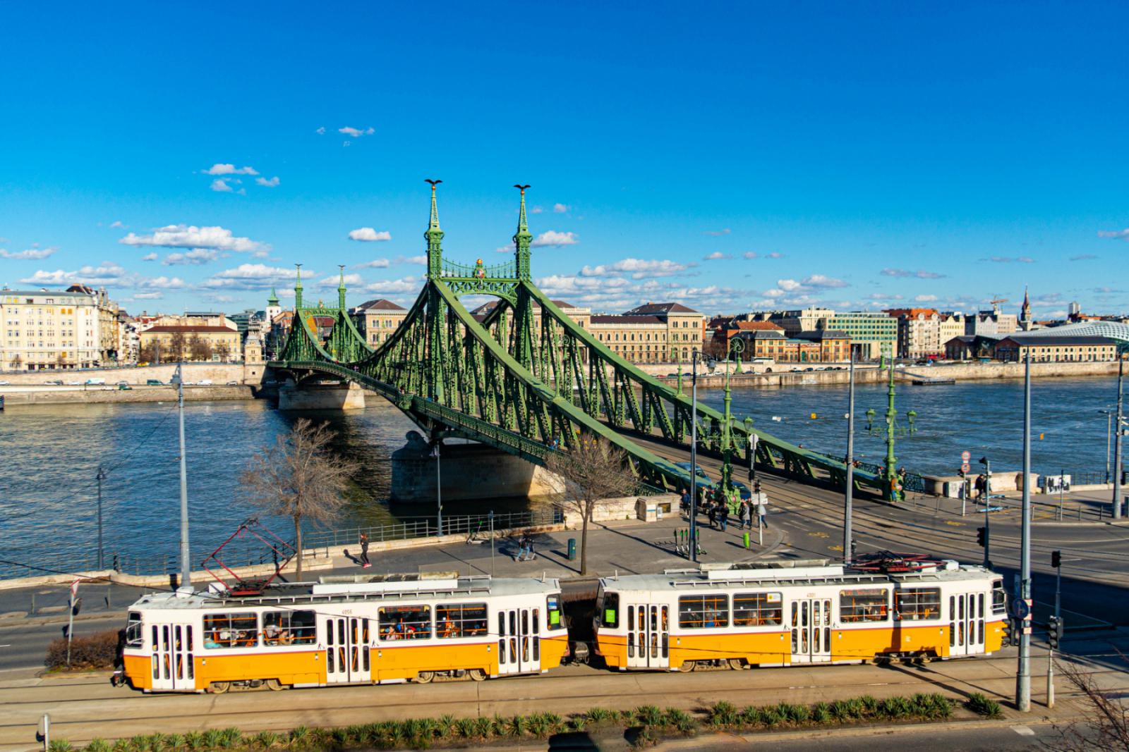 Groen gekleurde brug
