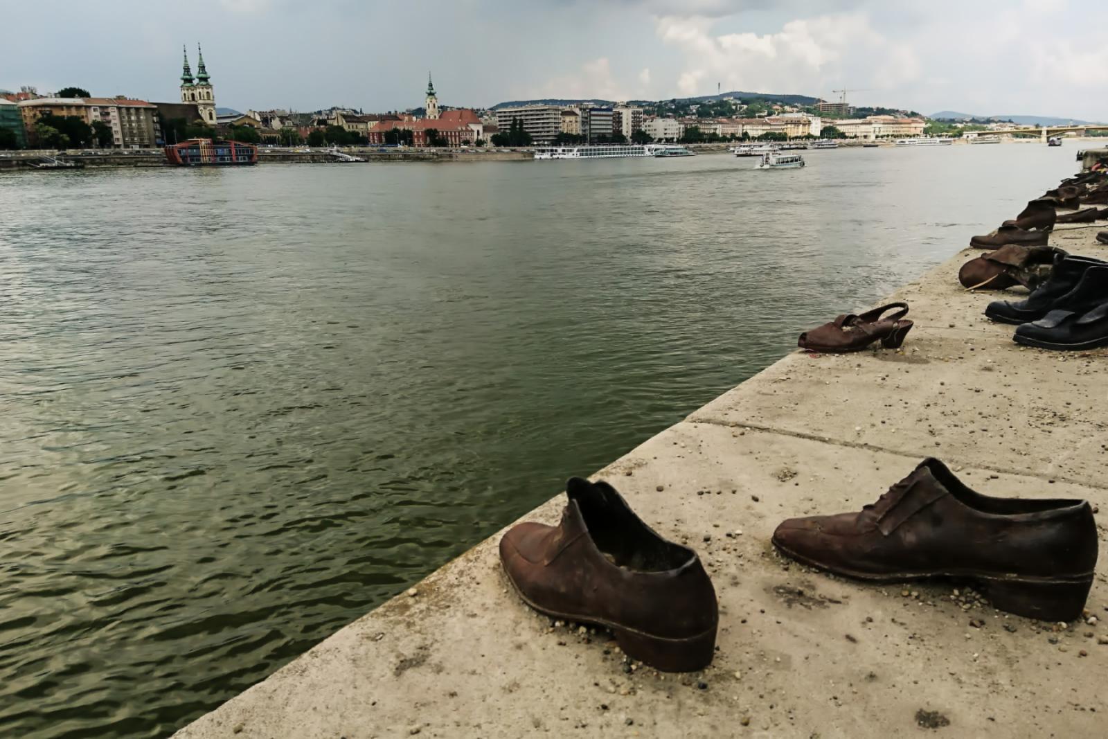 De metalen schoentjes aan de kade van de Donau 