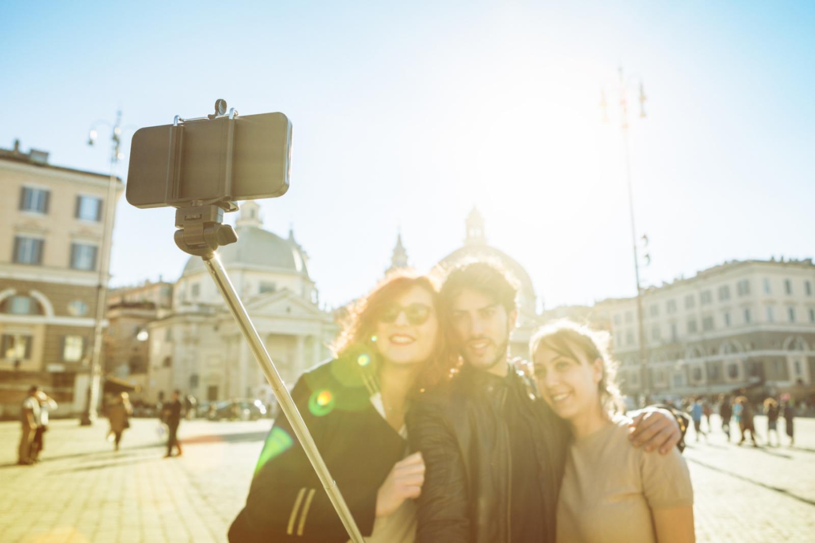 Groep maakt foto met een selfie sitck