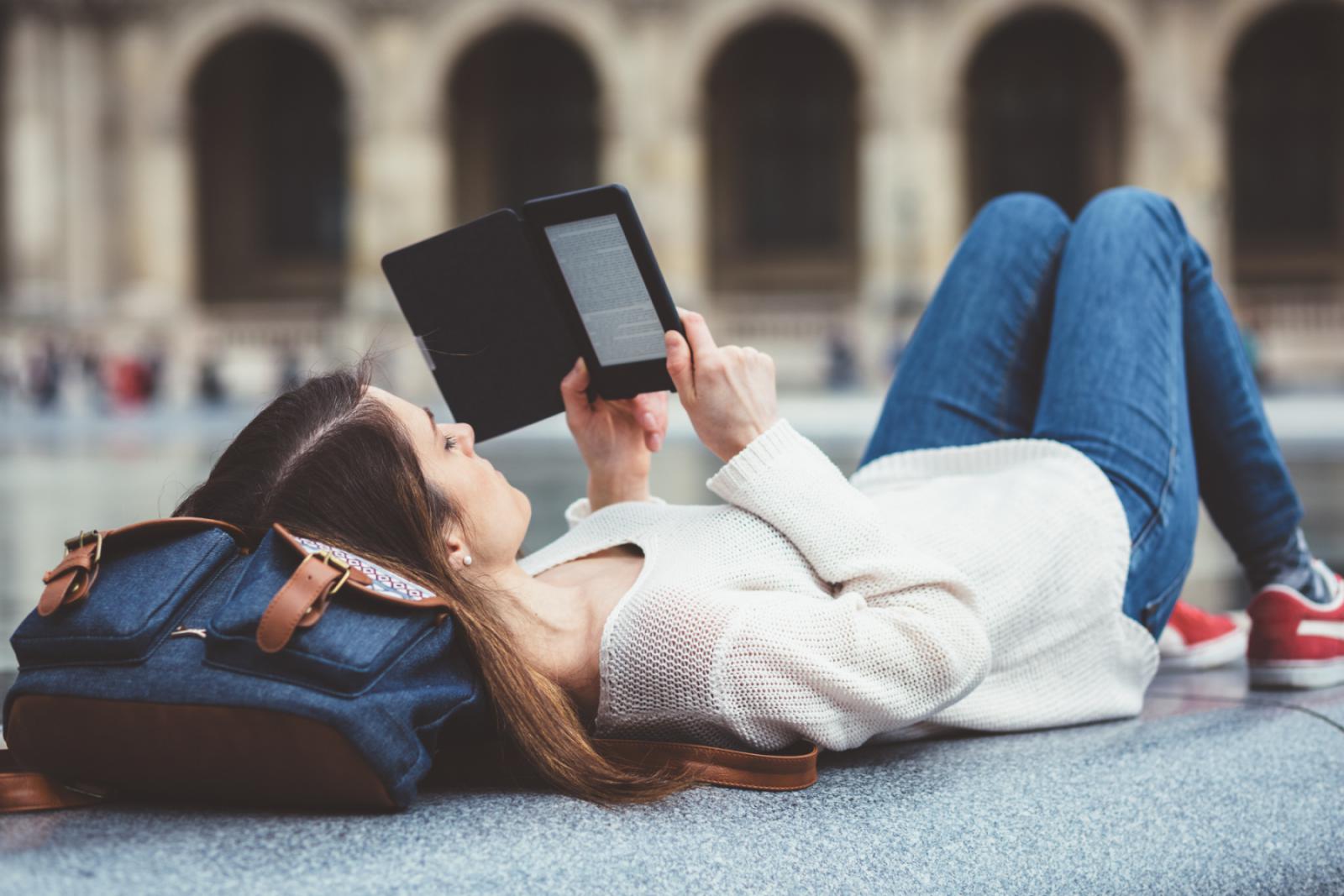Vrouw leest e-reader op reis