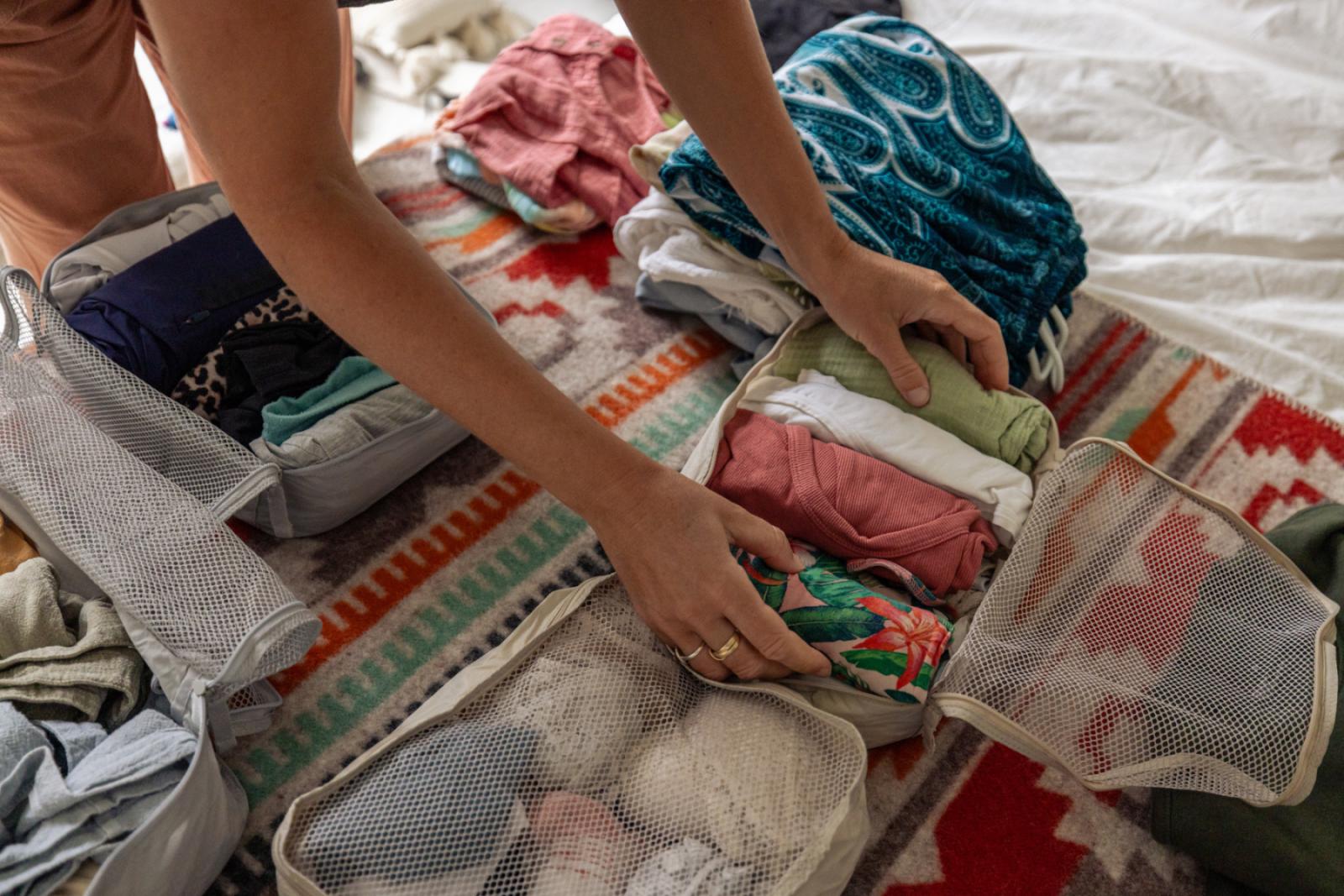 Kleding en accessoires netjes georganiseerd in packing cubes