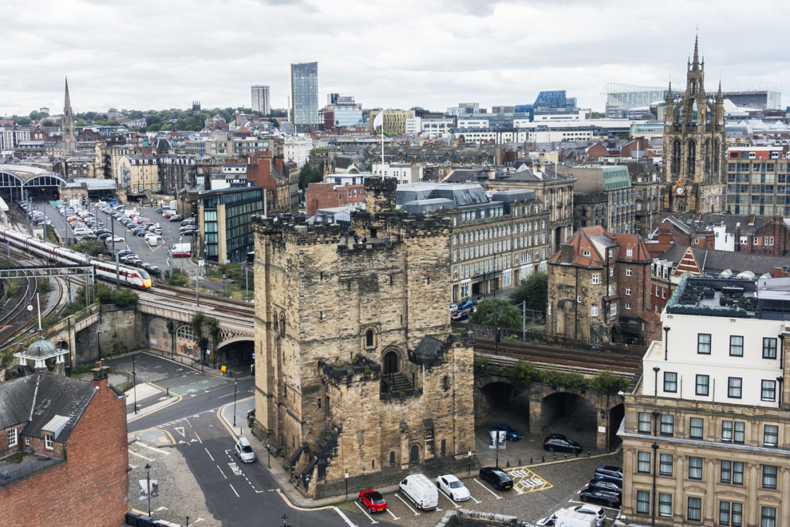 Het middeleeuwse fort Castle Keep gaf Newcastle zijn naam en biedt vandaag een blik in de Normandische geschiedenis van de stad.