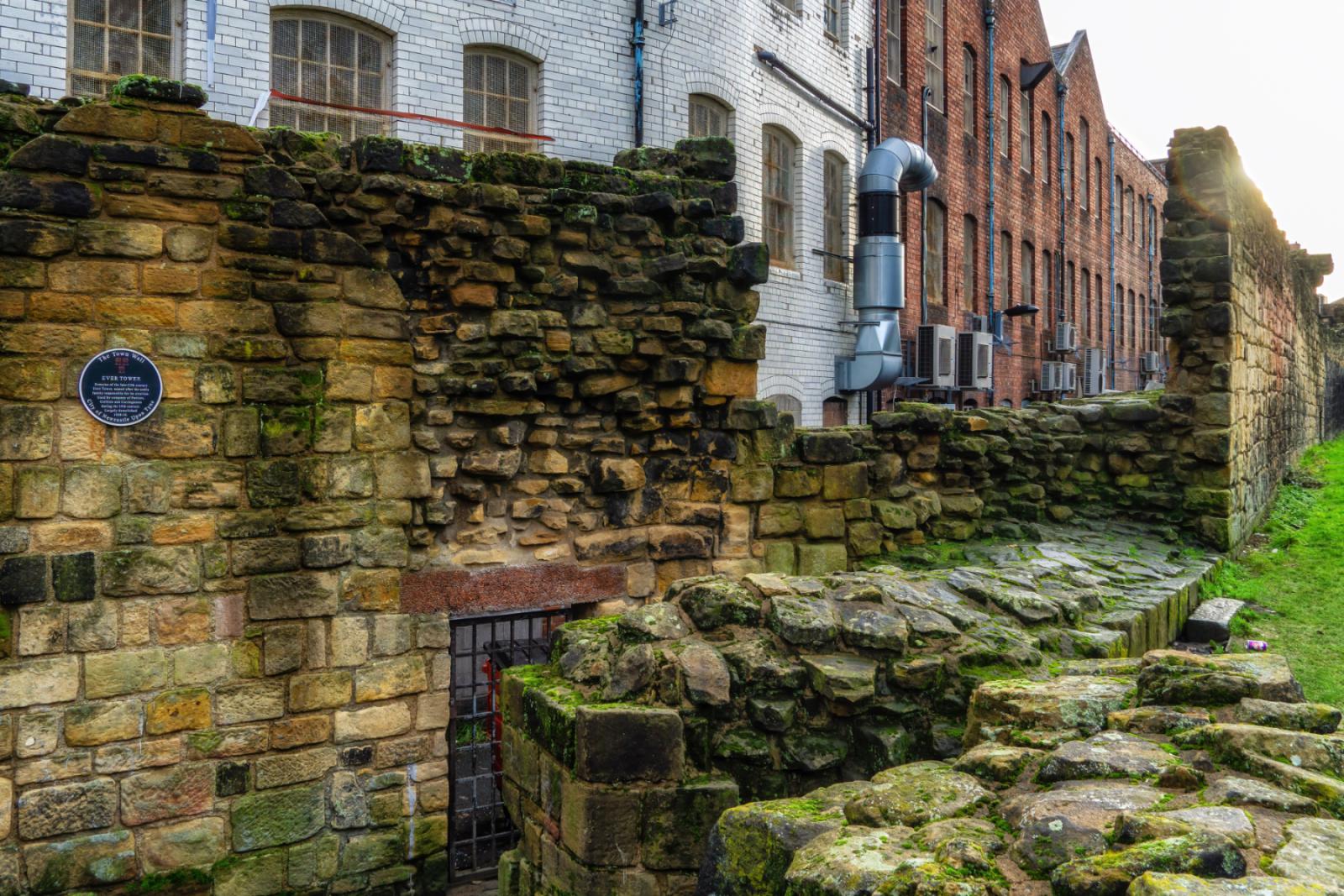 De overblijfselen van de oude stadsmuren Newcastle