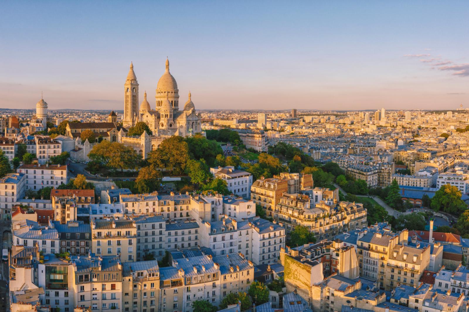 Montmartre tegen de heuvel uitzicht over Parijs