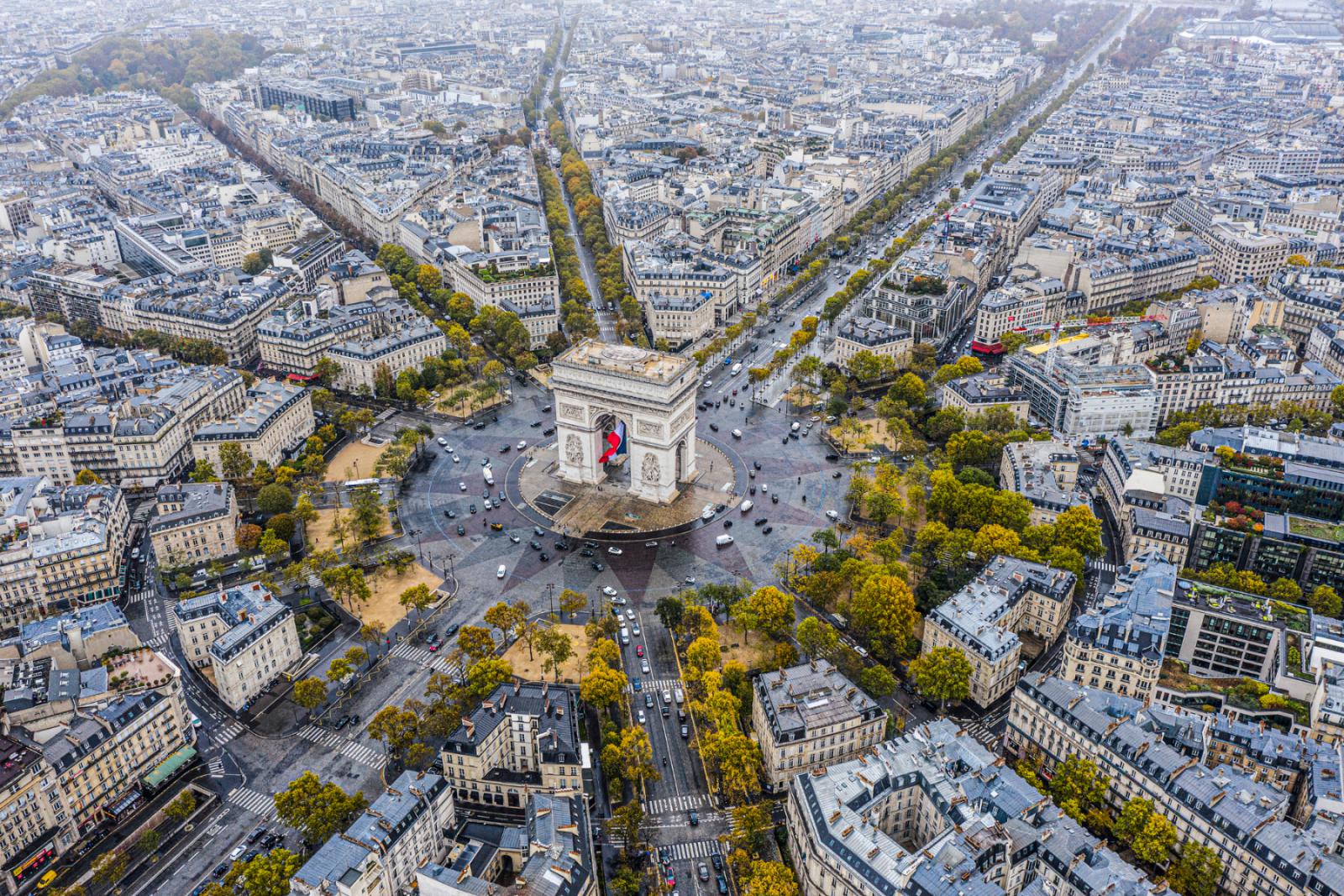 Arc de Triomphe op grote rotonde in Parijs