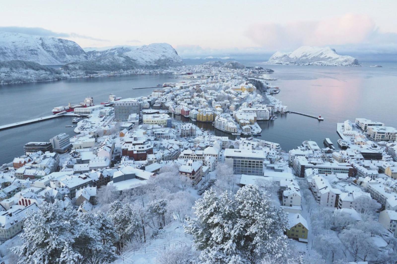 Het uitzicht over besneeuwd Ålesund vanaf Mount Aksla | © Marit Brunstad