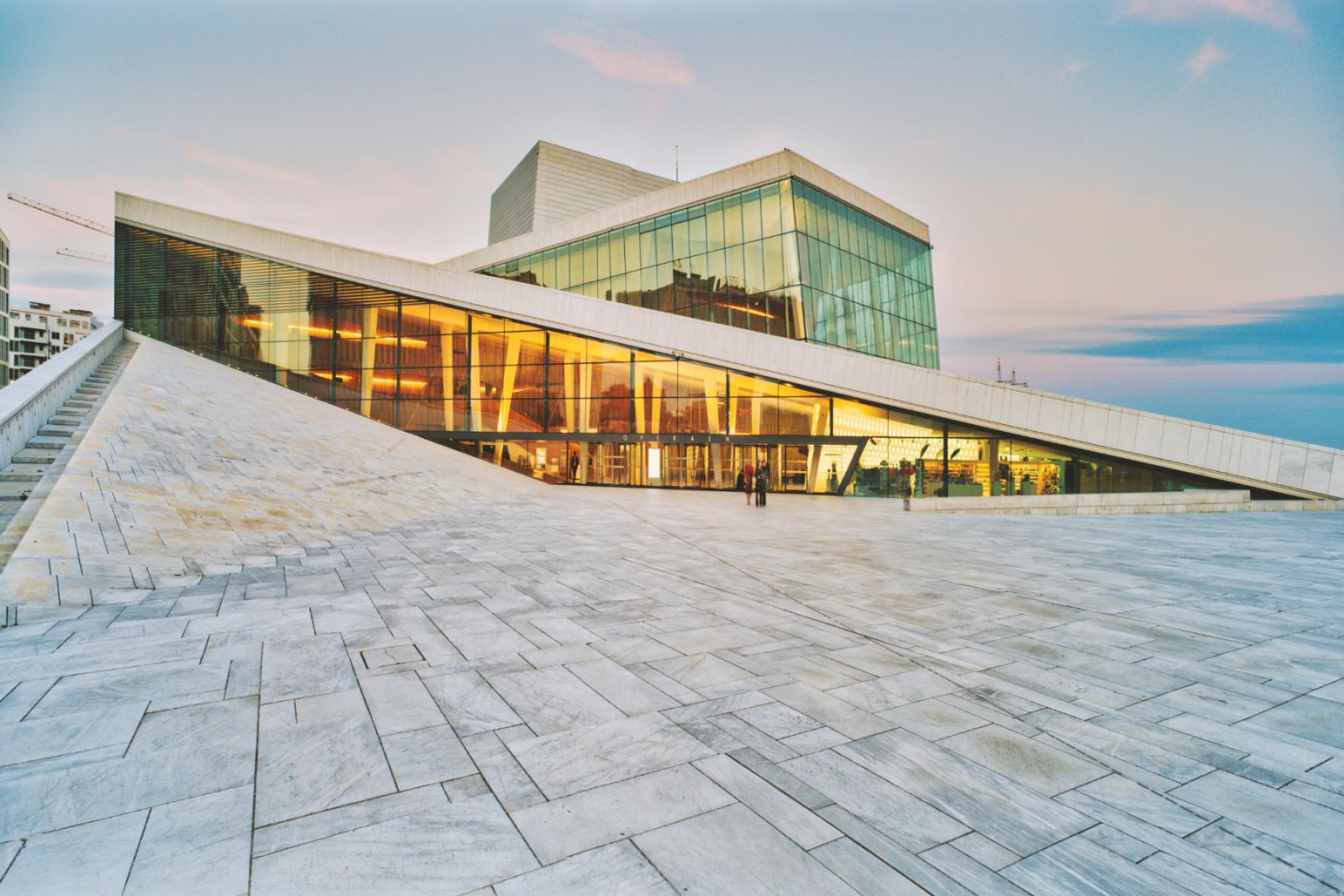 het opvallende schuine dak van het Operahuis in Oslo