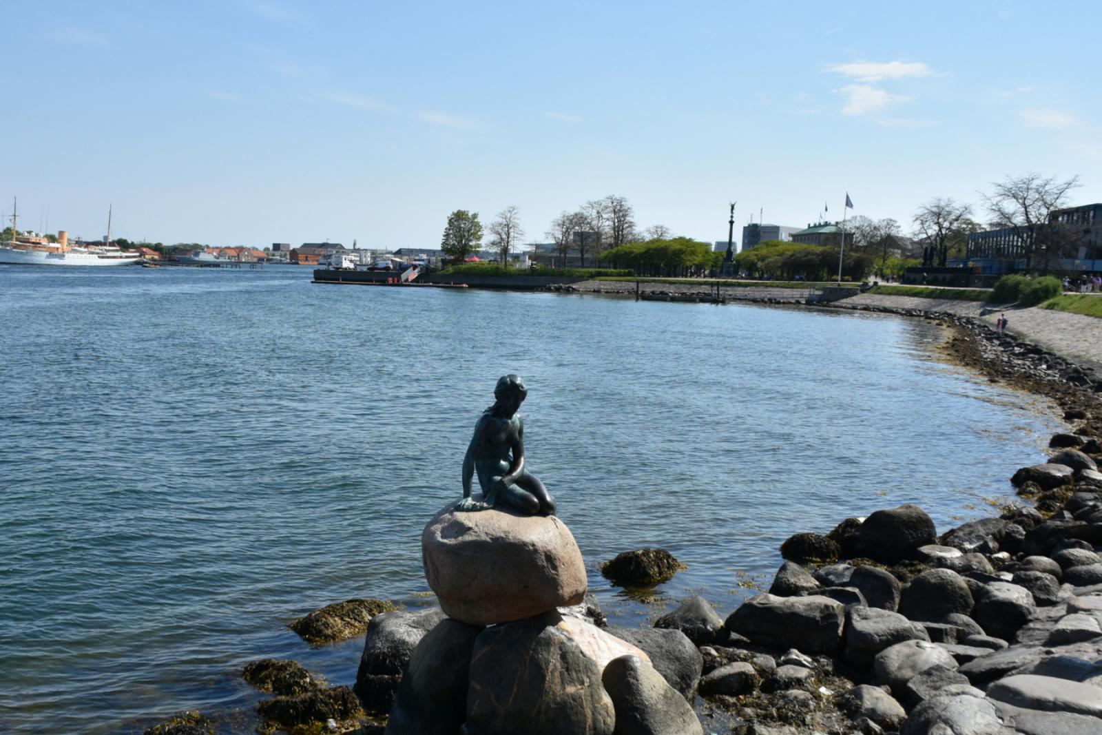 Standbeeld van De Kleine Zeemeermin aan het water bij Langelinie in Kopenhagen.