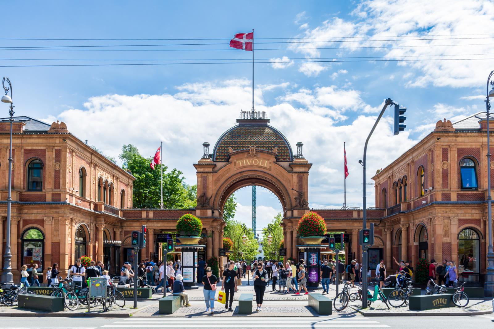 Hoofdingang van Tivoli in Kopenhagen, Denemarken