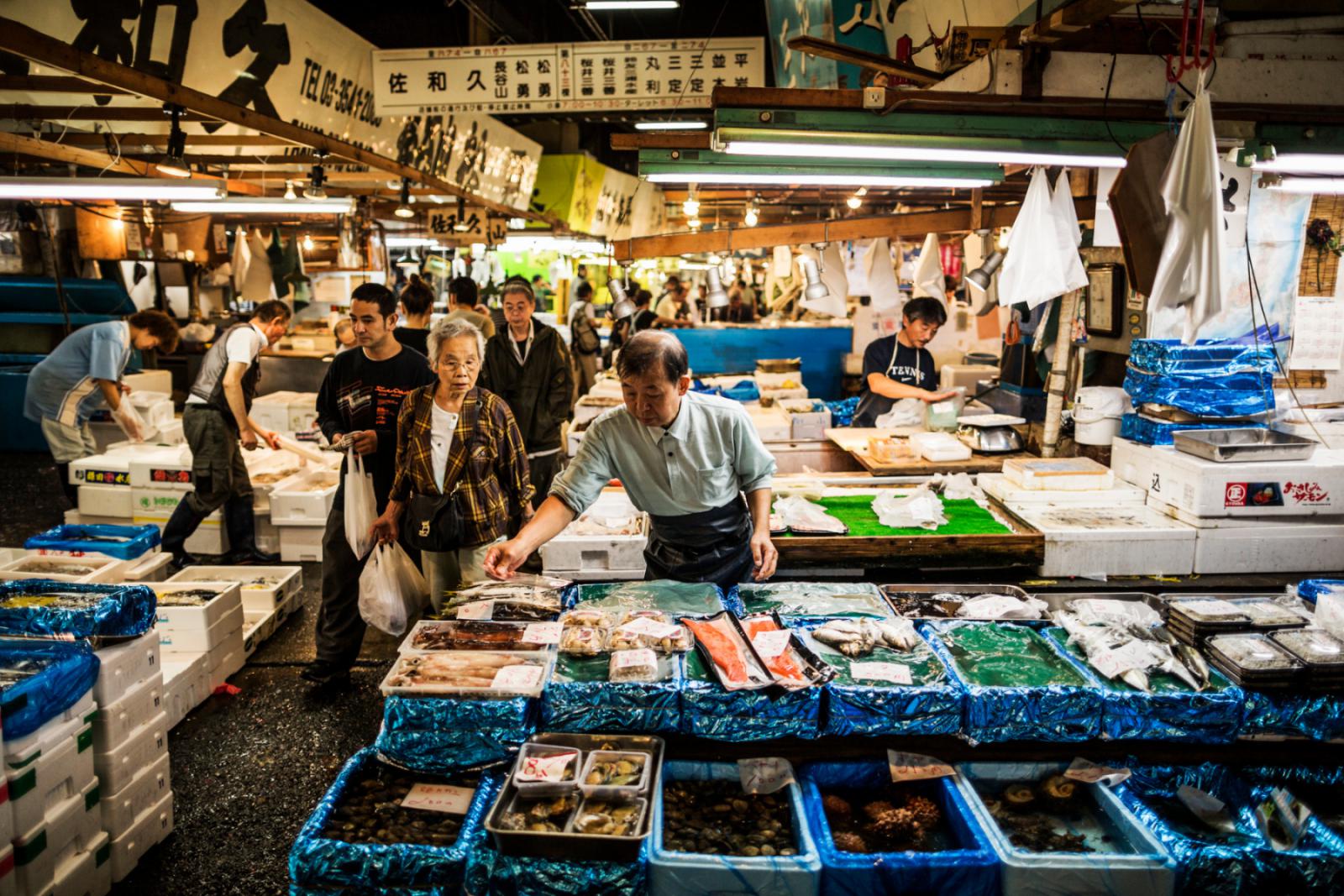 Wereldberoemde Tsukiji Fish market in Tokio