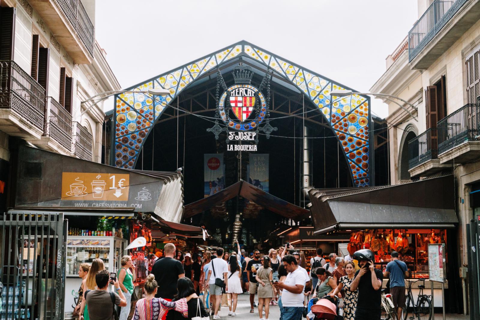 De entree van Mercat de la Boqueria in Barcelona 