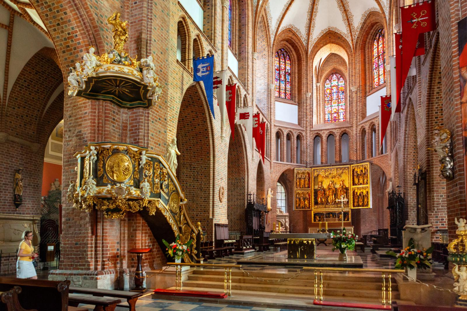 Interieur van de Sint-Petrus-en-Pauluskathedraal op Ostrów Tumski in Poznań.