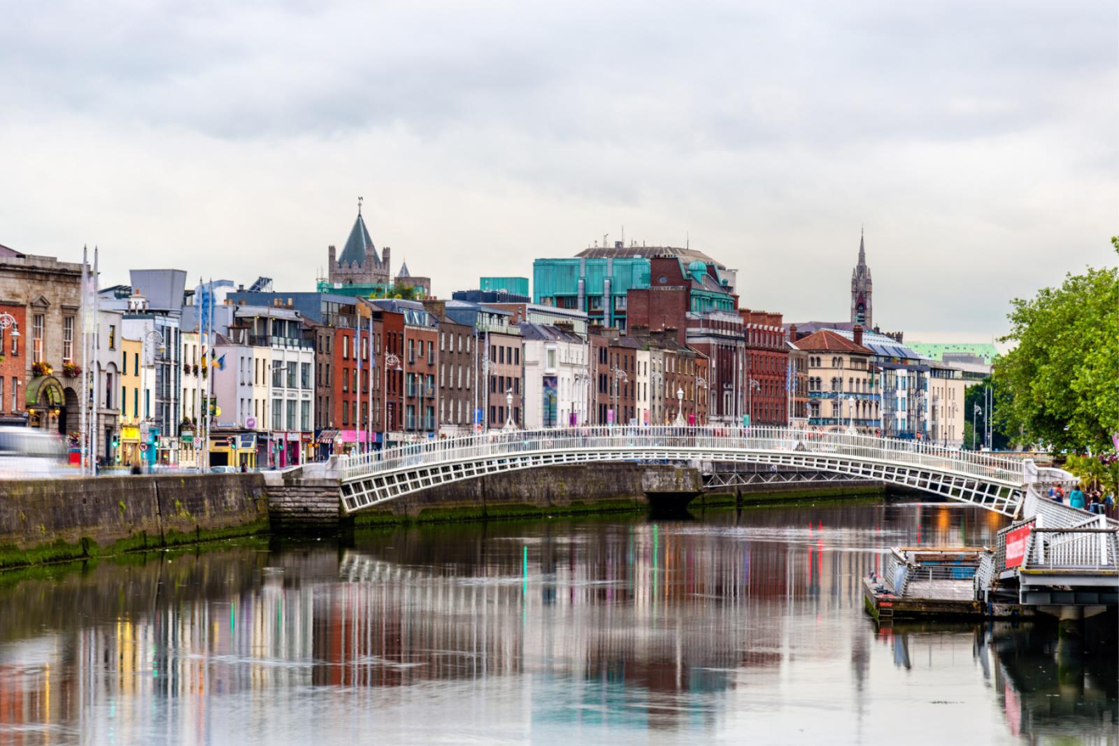 De beroemde Ha’penny Bridge met weerspiegeling in de Liffey