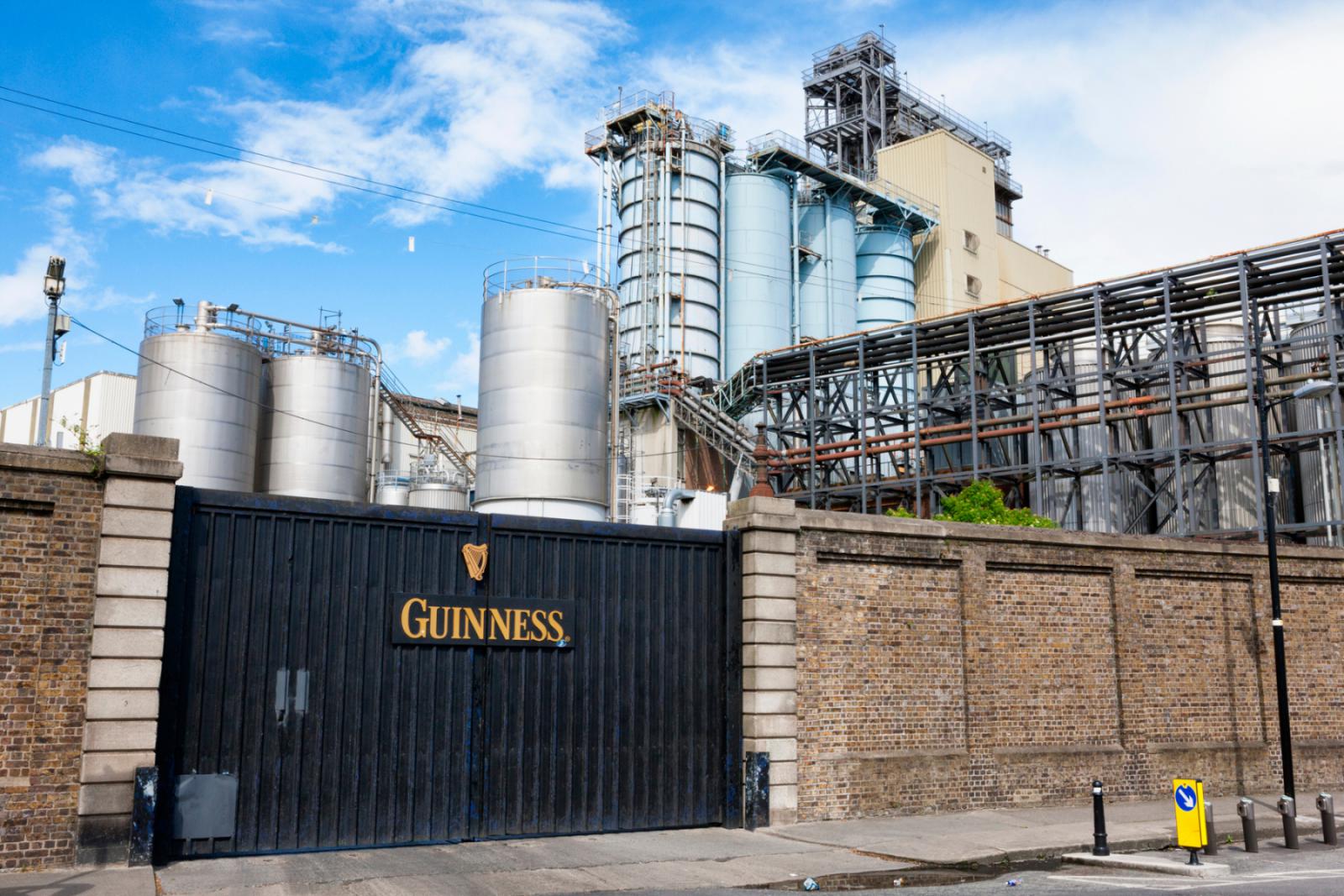De zwarte poort bij de Guinness-brouwerij in Dublin 