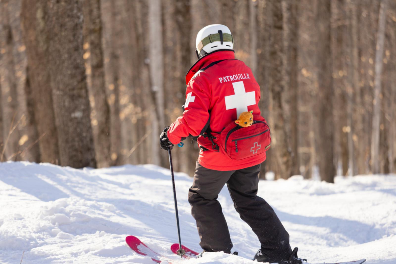 Ski patrol in uniform op de piste