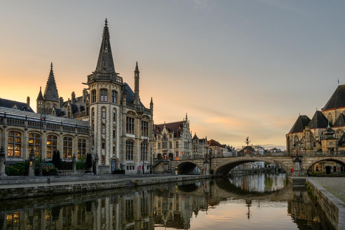 De stenen Sint-Michielsbrug over de rivier de Leie in Gent