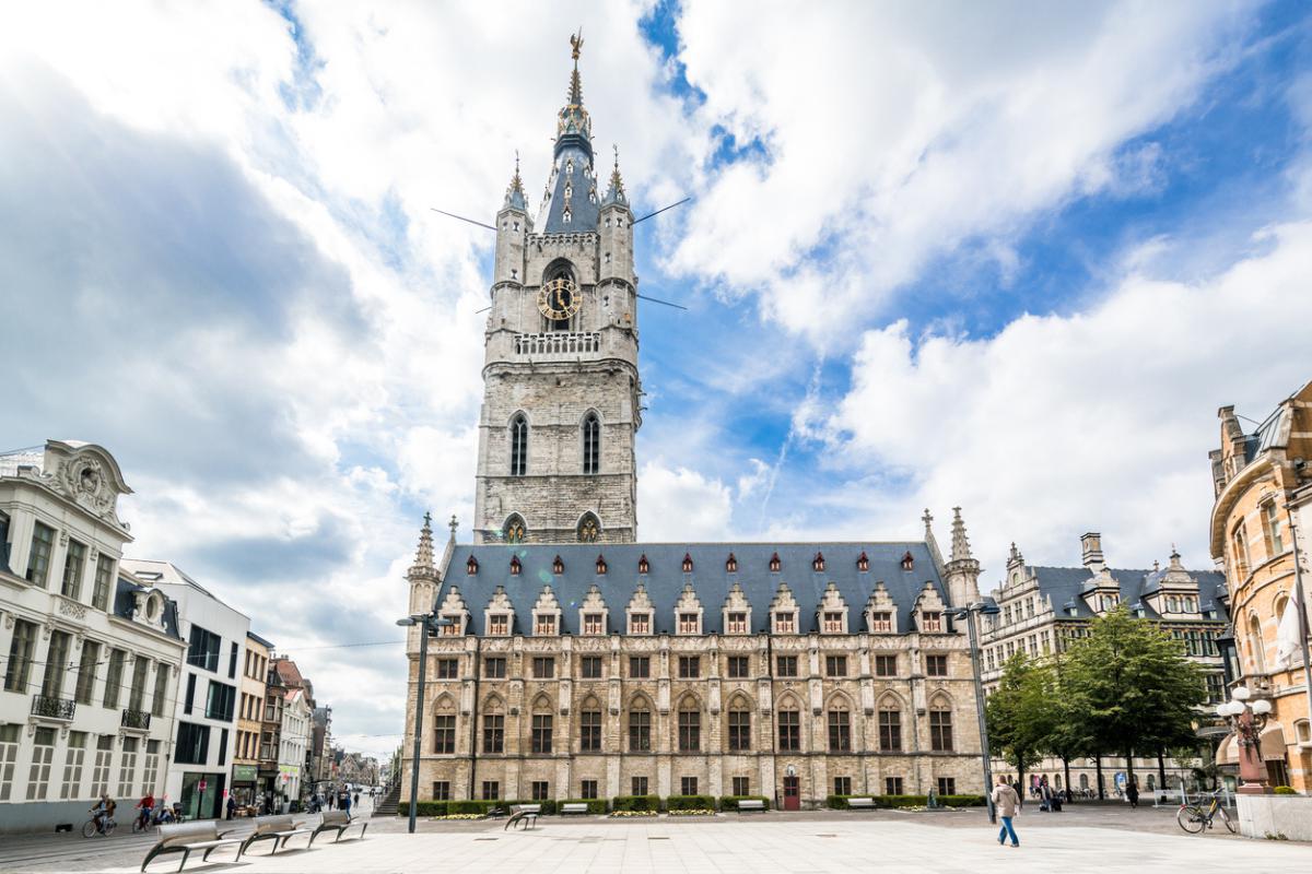 De middeleeuwse Belfort-toren in het centrum van Gent met de bekende gouden draak op de top
