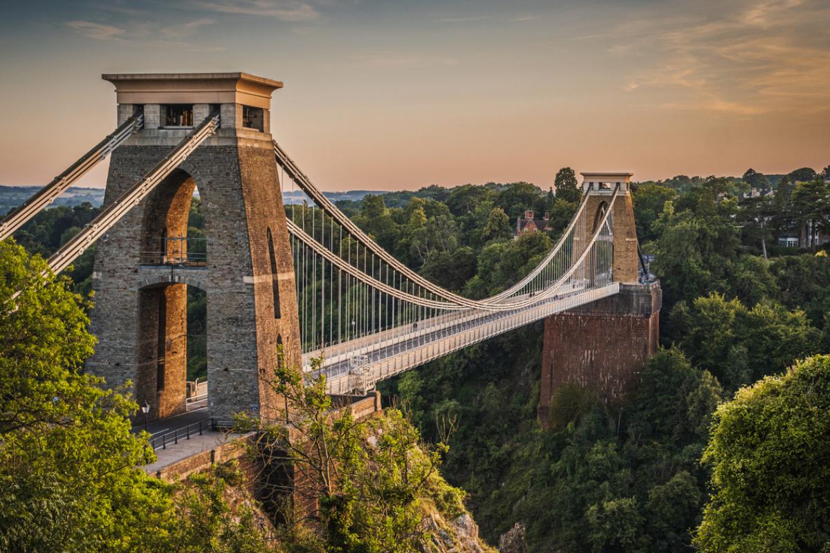 Uitzicht vanaf de 19e-eeuwse Clifton Suspension Bridge over de diepe Avon Gorge en groene kliffen van Bristol