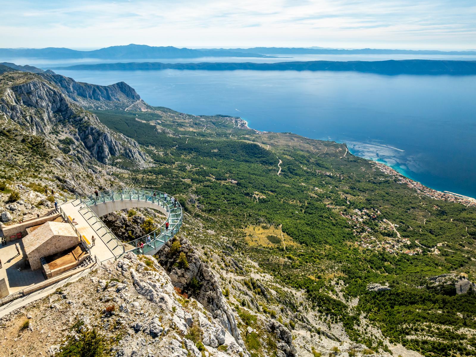 De indrukwekkende Biokovo Skywalk biedt uitzicht over de Adriatische kust 