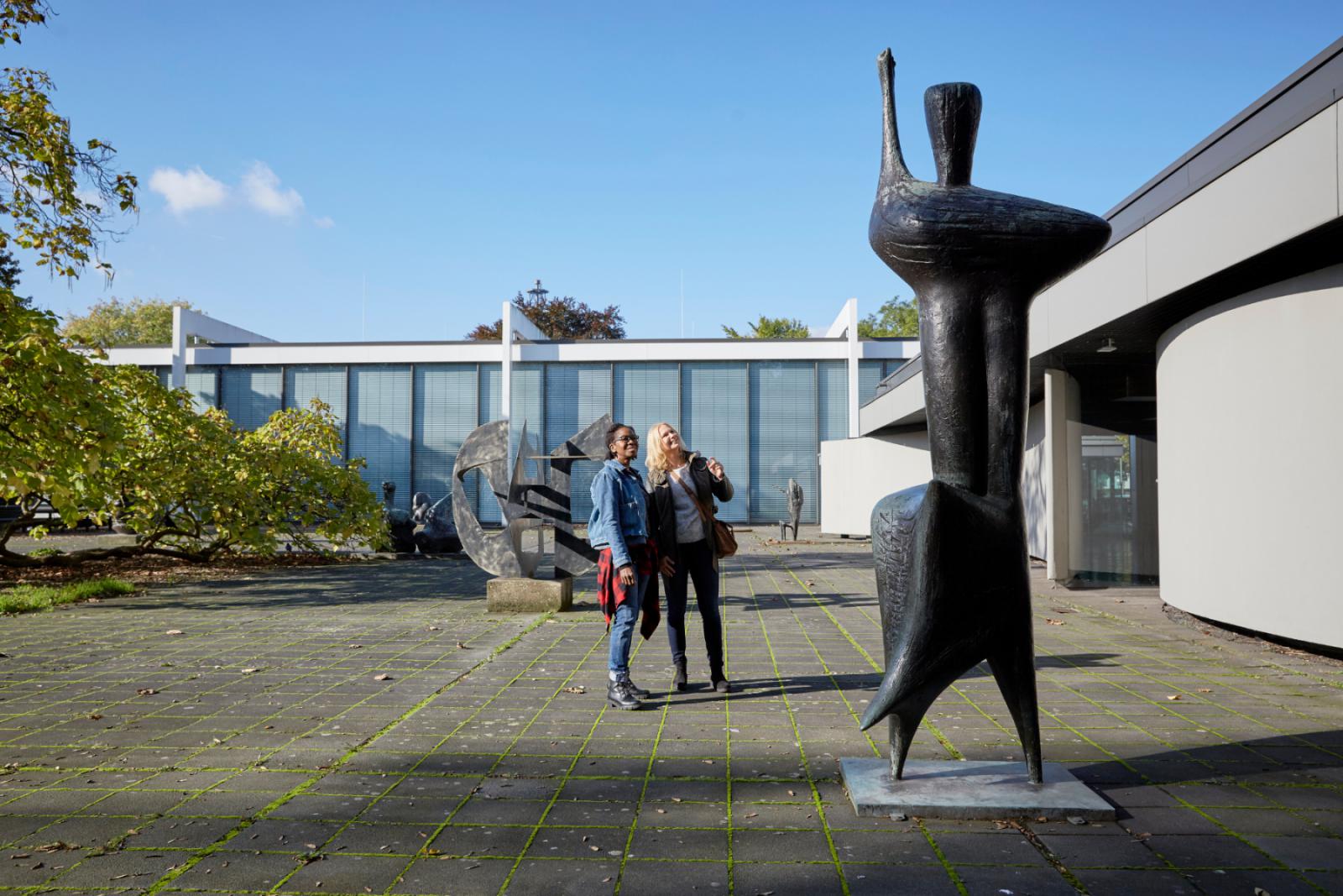 Twee mensen buiten bij het Skulpturenpark bij het Lehmbruck Museum in Duisburg