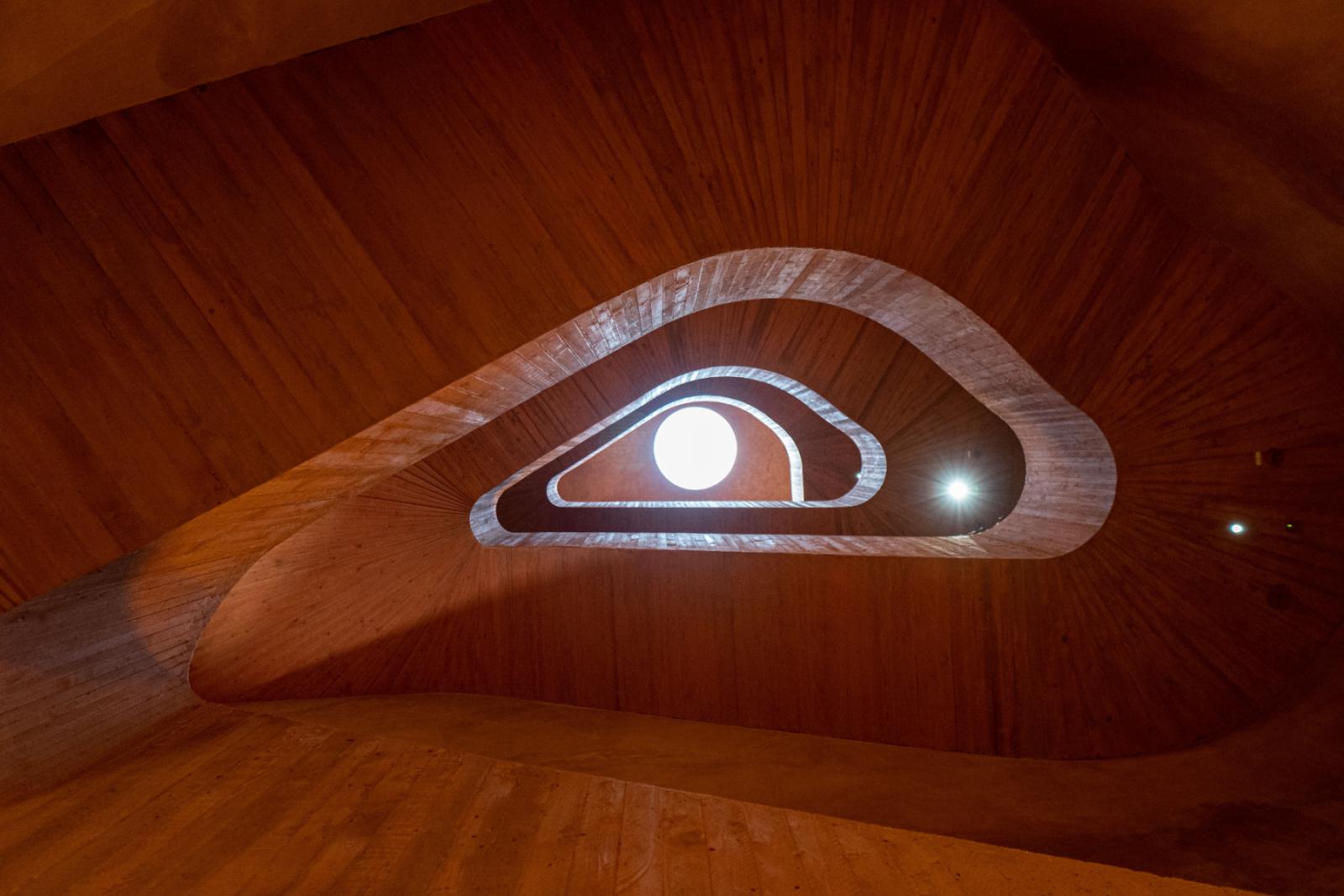 Indrukwekkende bruine trappen in Museum Küppersmühle in Duisburg 
