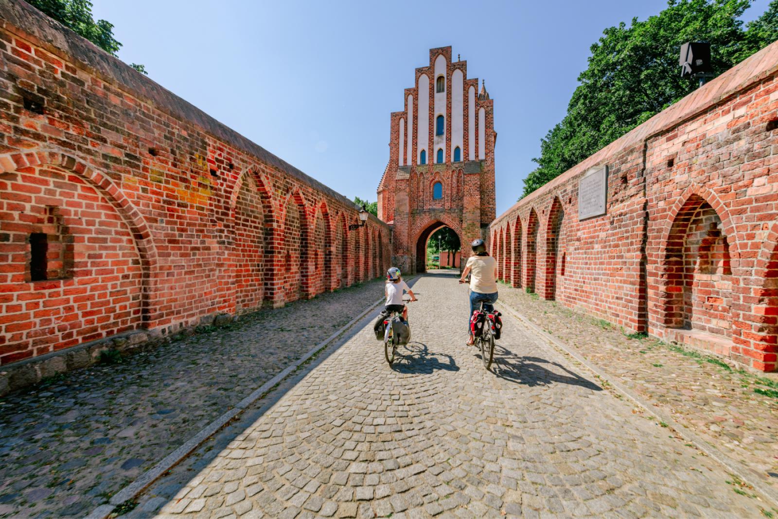 Bij de historische Friedländer Tor in Neubrandenburg |  © MV-T / Tiemann