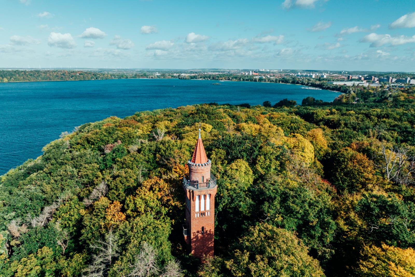 De uitzichtstoren Behmshöhe aan de Tollensesee in Neubrandenburg | © MV-T / Gänsicke