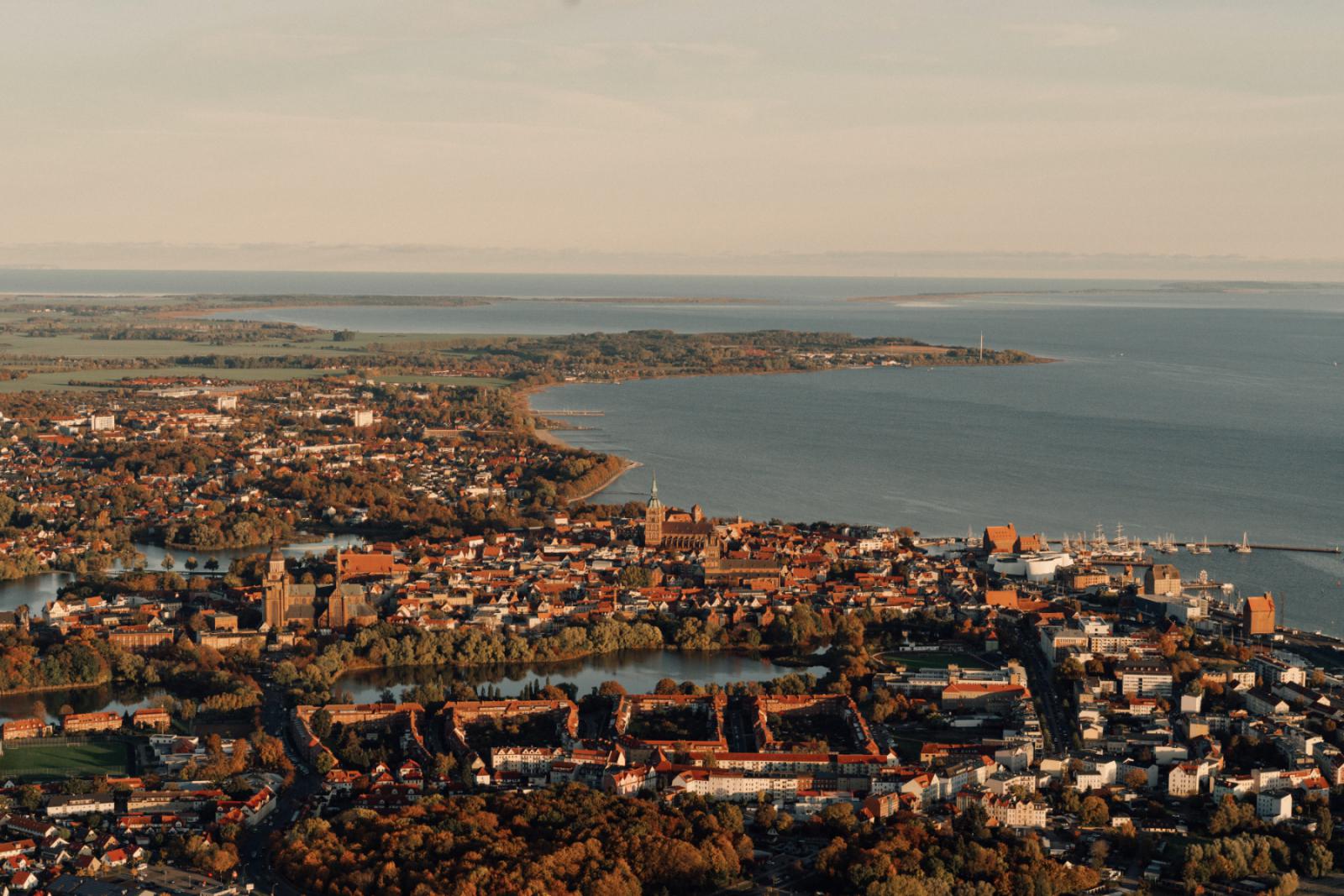 Uitzicht op de historische binnenstad van Stralsund aan de Oostzeekust.