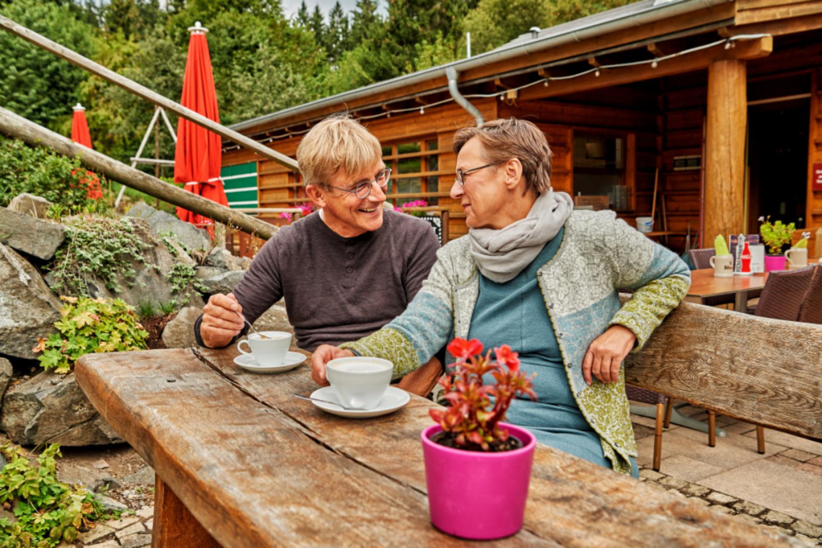 Twee heren aan de koffie op een terras 