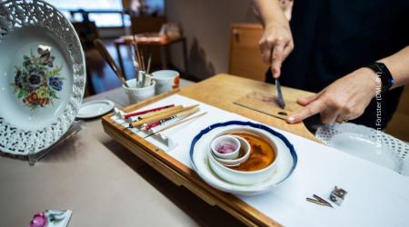 Bewonder porselein in Meissen