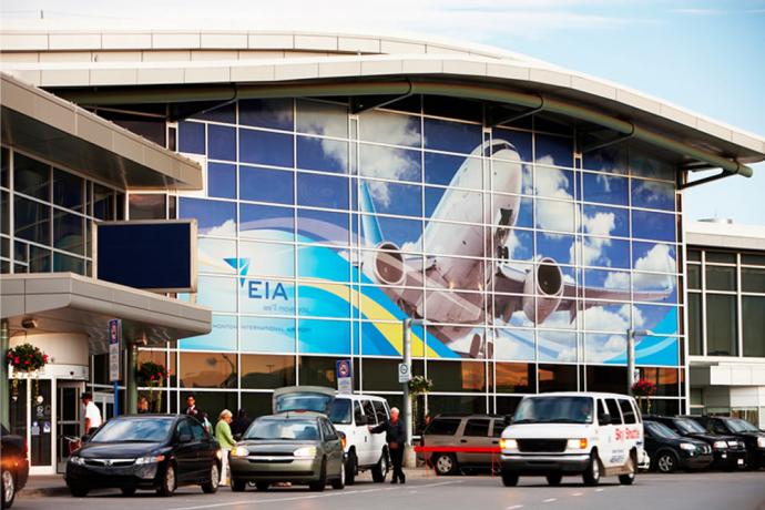    Van en naar het vliegveld