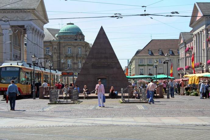 Marktplatz en Piramide in Karlsruhe