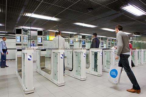 Eenvoudiger reizen op Schiphol door e-gates