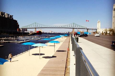 Montréal's Urban Beach aan de St. Lawrence rivier
