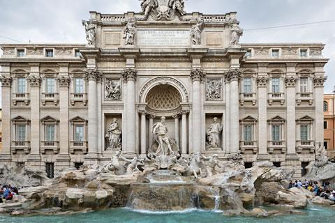 De Trevifontein is aan het verkruimelen. 