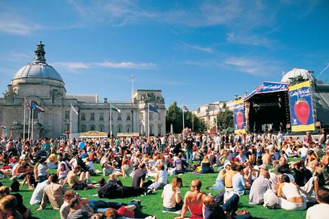 Zonnen op het stadsstrand van Cardiff