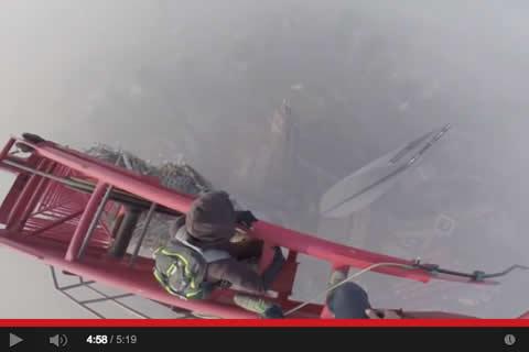 Zonder zekering hoogste toren ter wereld beklimmen