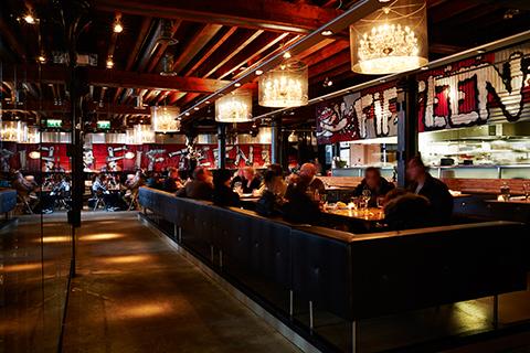 FIFTEEN viert tienjarig bestaan