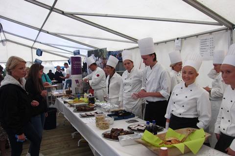 Noors eten tijdens het Matfestivalen in Alesund