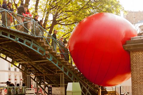 Grote, rode bal reist de hele wereld over