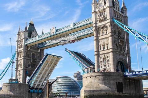De meest bijzondere verhalen achter de Londense bruggen