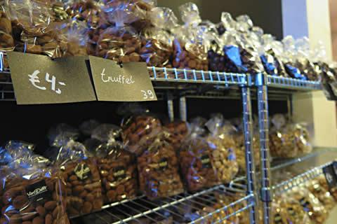 Vier Sinterklaas met bijzondere pepernoten