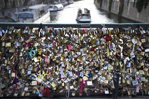 Geen eeuwige liefdesslotjes meer op brug in Parijs