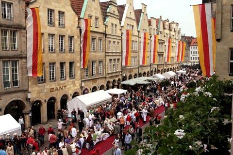 Lunchen in de openlucht tijdens het Hanzemahl in Münster