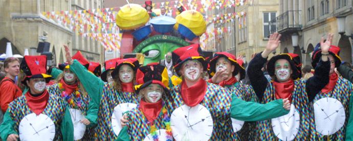Kleurrijke wagens en fanfares tijdens carnaval in Münster