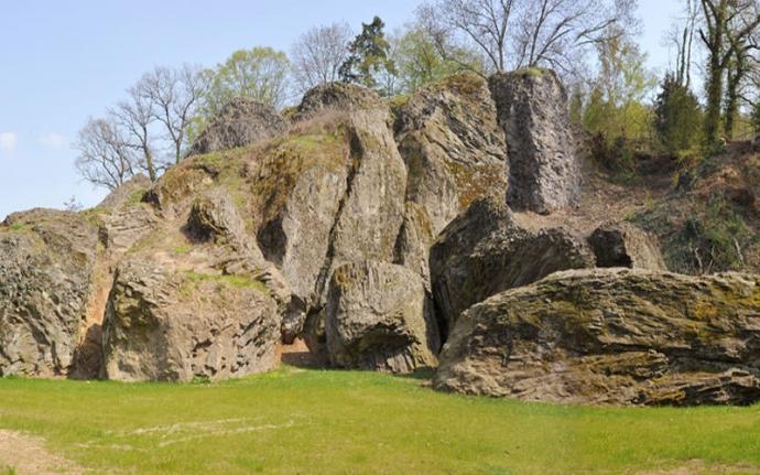 Geotop Wilder Stein is een rotsformatie bij Büdingen