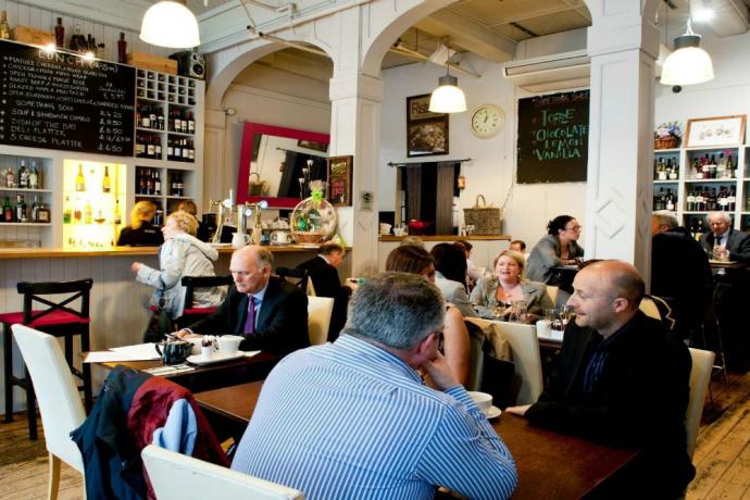 Deanes Deli Vin Café