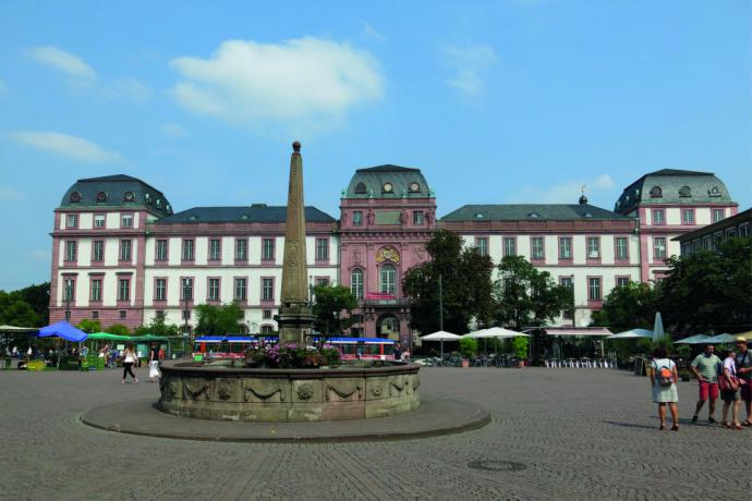 Marktplatz en Altes Rathaus